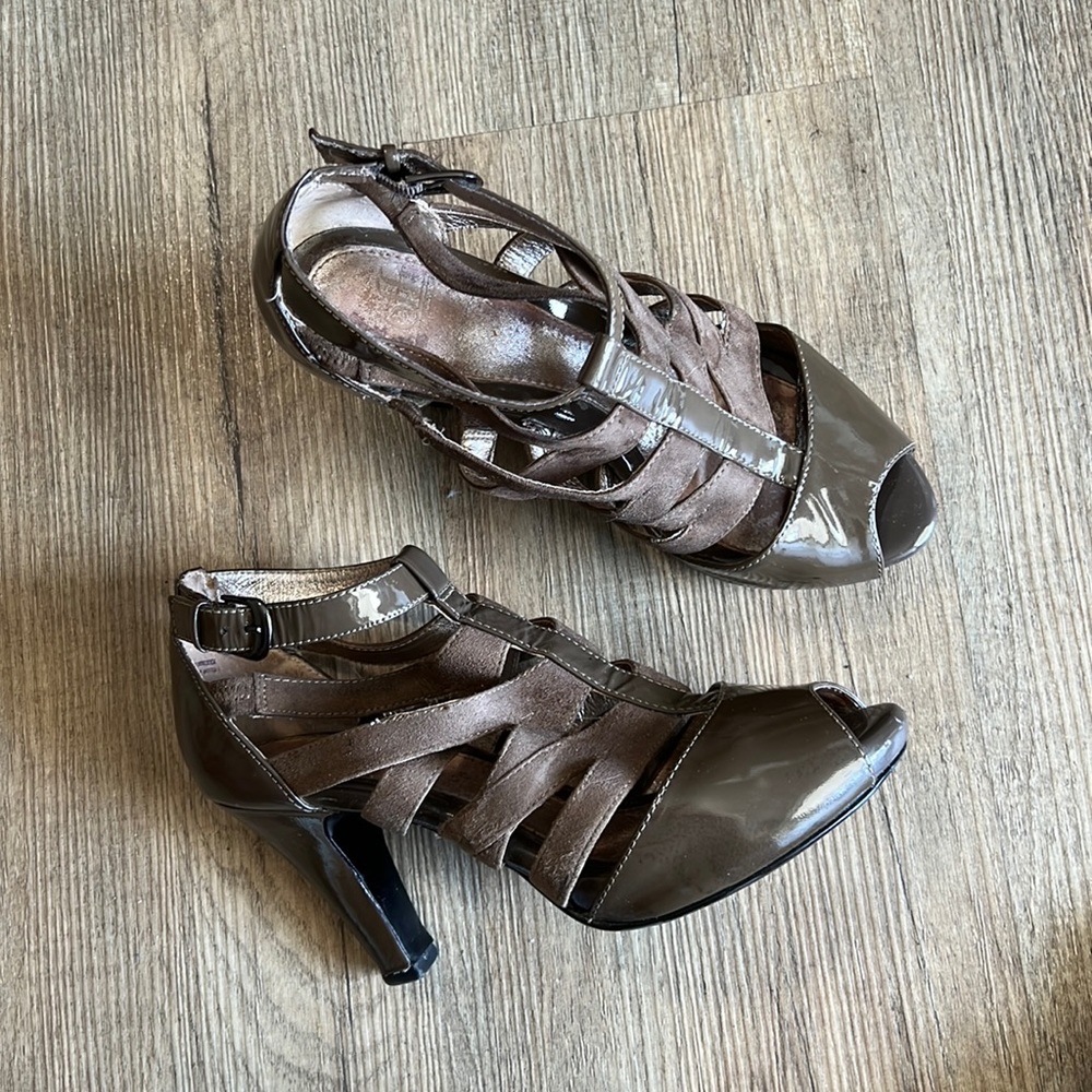 Sofft leather sandal heels brown size 8.5